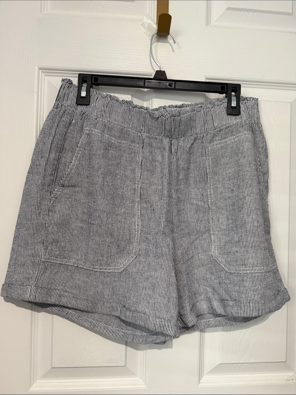 NWT Briggs New York Blue & White Pinstripe High-Rise Women's Shorts. Size large.